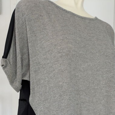 Weites Top in Goldbeige und Schwarz mit drapiertem Rücken