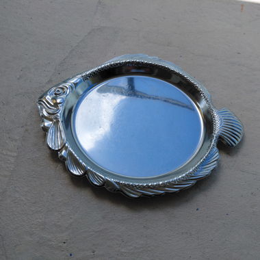Fischteller aus Metall