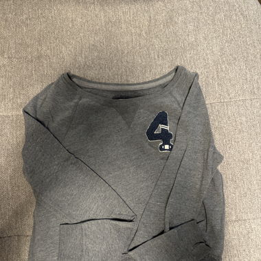 Grauer Pullover