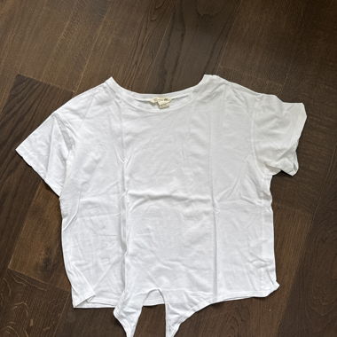 Weisses T-Shirt mit Knoten vorne