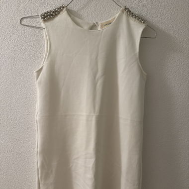 Kleid mit Perlen