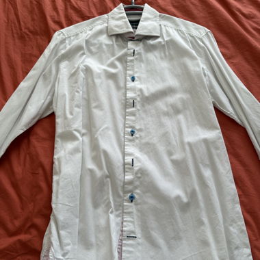 Weiss mit blaue knöpfe