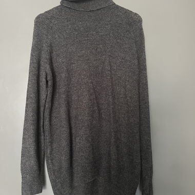 grauer Rollkragenpullover