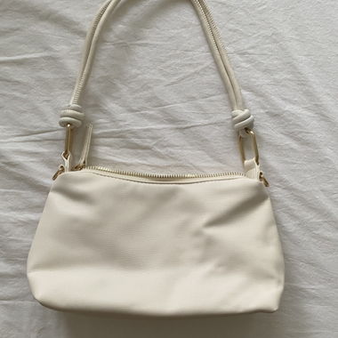 Cremefarbene Schultertasche / Baguette Bag