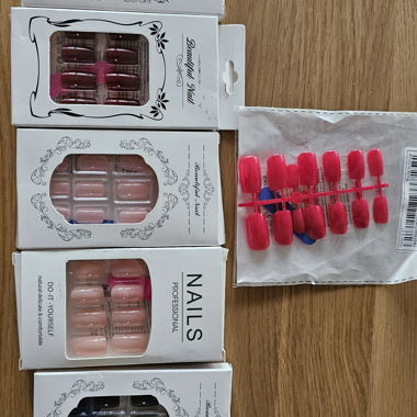 6 Stick-On Nail Sets