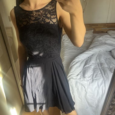 Abito in pizzo blu scuro