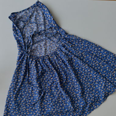 Robe bleue à fleurs, dos nu 