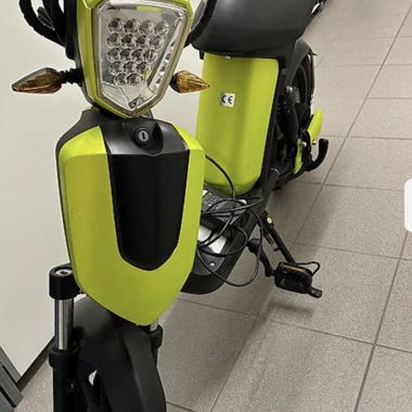 Gelbes E-Bike mit Pedalen
