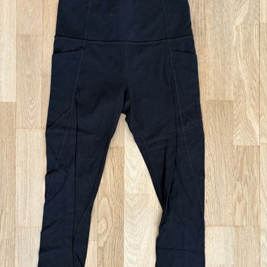 Schwarze High-Waist-Cropped-Leggings mit Tasche
