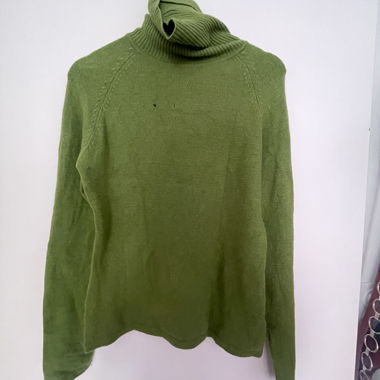 Maglione verde a collo alto