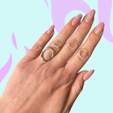 bague statement en métal liquide argentée style y2k