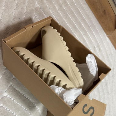 Adidas yeezy slides