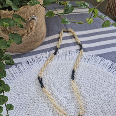 Collier vintage à perles crème et noires