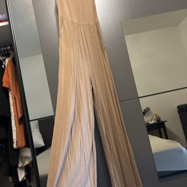 Tuta marrone con gamba ampia