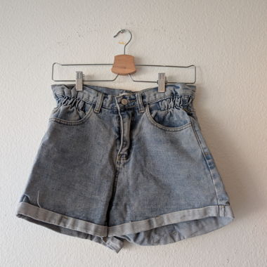 Pantaloncini di jeans con risvolto
