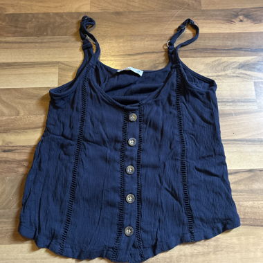 Top smanicato scuro con abbottonatura