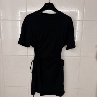 Schwarzes T-Shirtkleid mit Raffung