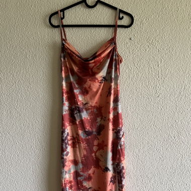 Farbiges Sommerkleid mit Beinschlitz