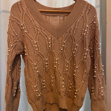 Pull en maille beige orné de perles