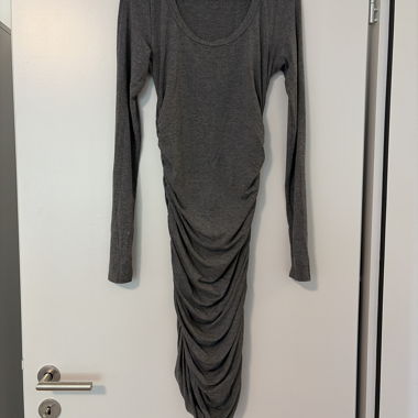 Graues gerafftes Kleid mit langen Ärmeln