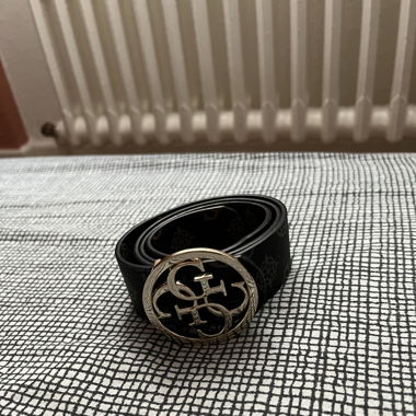 Ceinture guess taille assez large 