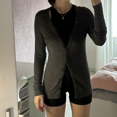 Graue Jacke mit Knöpfen