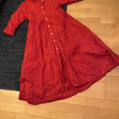 Rotes Kinderkleid