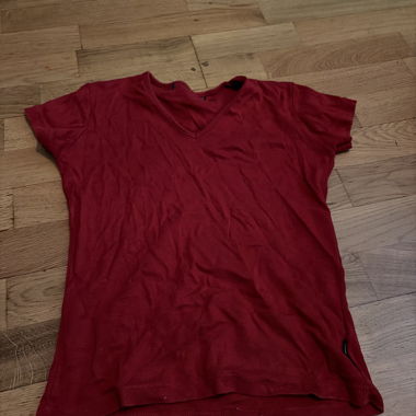 T-shirt rouge à col V