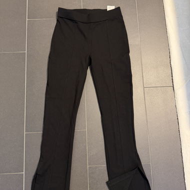 Schwarze leggings mit Schlitz