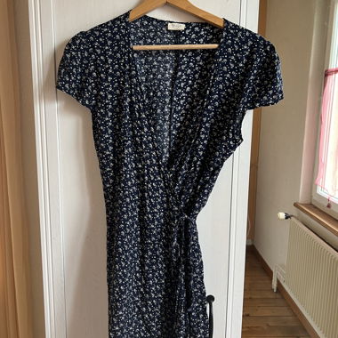 Blaues Blumen Wickelkleid