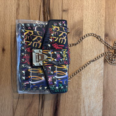 Borsa a catena elegante con borchie