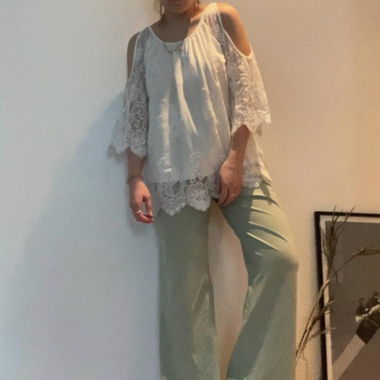 Blusa di pizzo con cut-out di Bik Bok