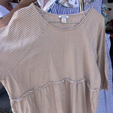 Langärmeliges Vichy-Kleid in Beige und Weiss