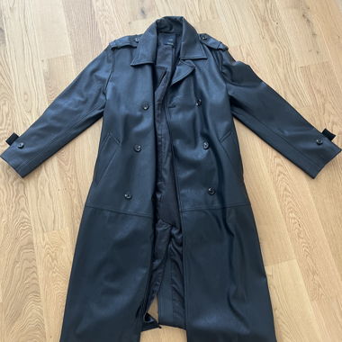 Schwarzer Trenchcoat aus Kunstleder