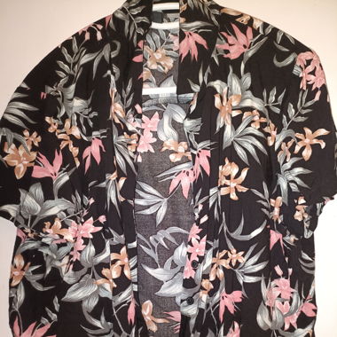 Bluse mit Bändel unten & Knöpfen