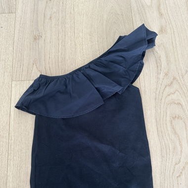 Schwarzes Top mit Rüschendetail 