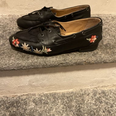 Schwarze bestickte Bally Mokassins