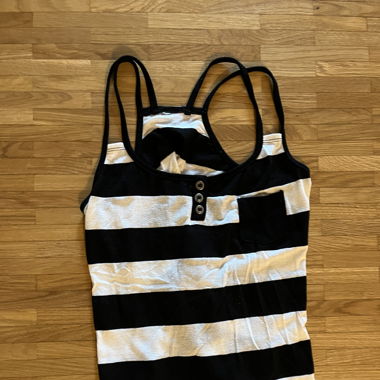 Schwarz-weiss gestreiftes Top mit Tasche