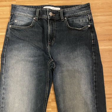 Jeans with slit at the hem