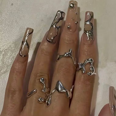 Bague ouverte aspect chrome liquide argent organique Y2K