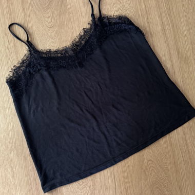 Haut noir en dentelle