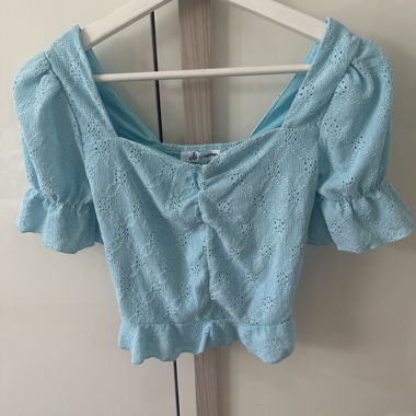 Top in pizzo blu con maniche a sbuffo