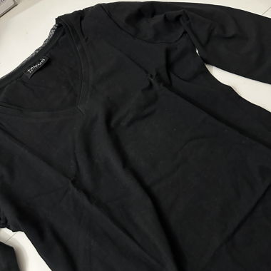 Schwarzes Langarmshirt mit V-Ausschnitt