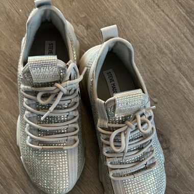 Schuhe mit Steinen 