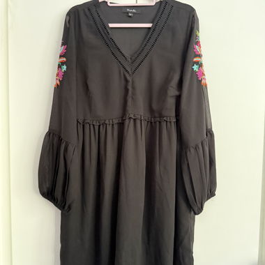 Vestito estivo nero con motivo floreale
