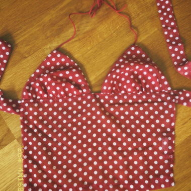 Haut à pois rouges