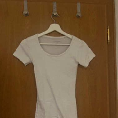 Weisses tailliertes T-Shirt mit kurzen Ärmeln