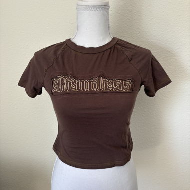 T-shirt baby marrone “Heartless”