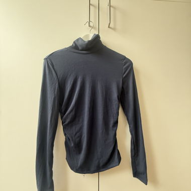 Blauer Rollkragenpullover 