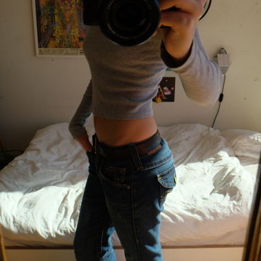 Crop top grigio a maniche lunghe
